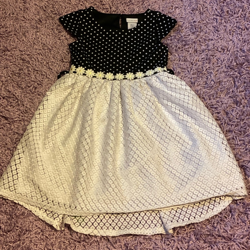 Girls size 6 polka dot & daisies dress 👗